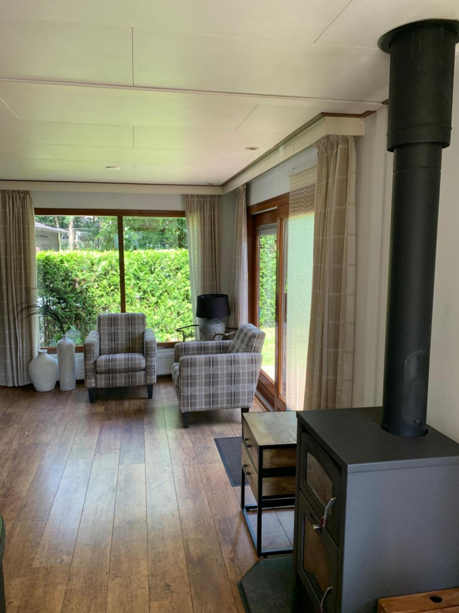 Dubbele Chalet Op Recreatiepark Topparken Op De Veluwe In Beekbergen Met Grote Vrije Tuin En Eigen Parkeerplaats Quarto foto
